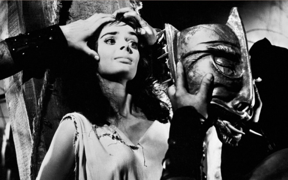 Barbara Steele in una scena de La maschera del demonio (1960)