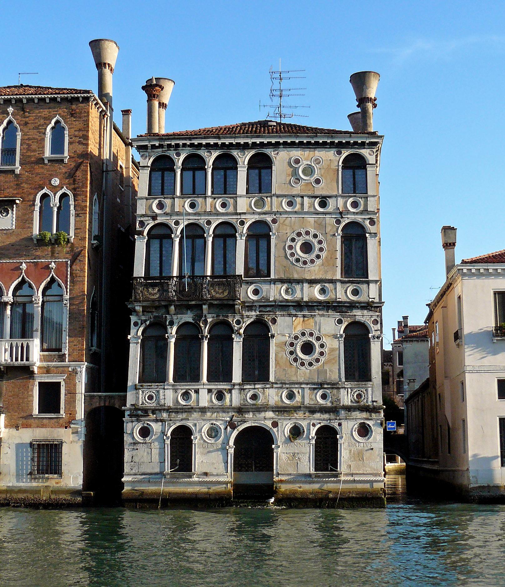 La facciata di Ca' Dario sul Canal Grande di Venezia